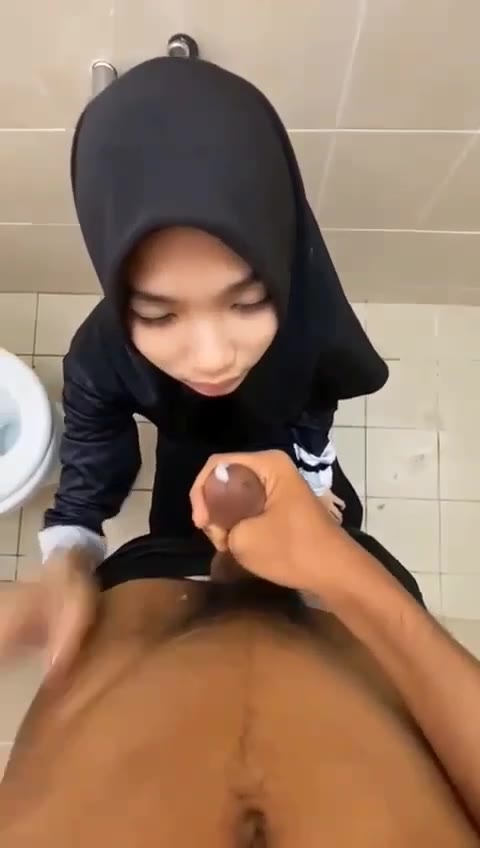 Ngocokin Kontol Ayang Di WC Mall Sampe Crot