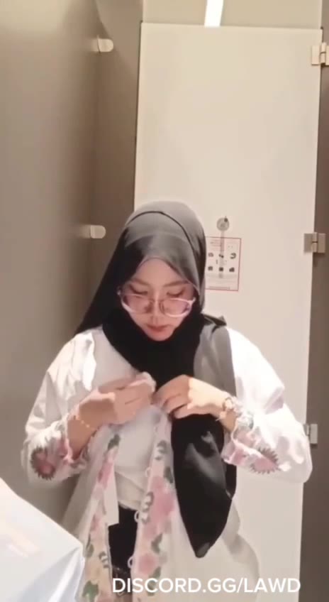 Video Hijab Tobrut Pamer Boba Di Toilet